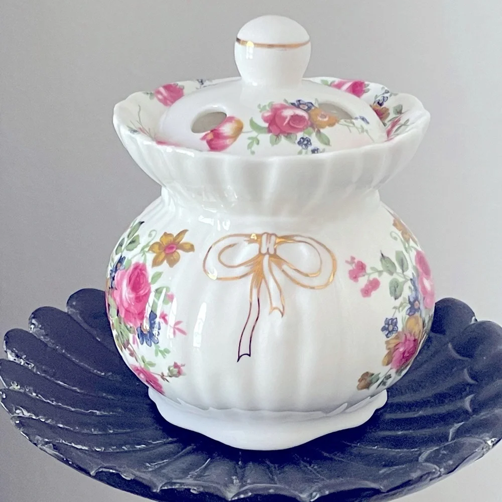 Rare Vintage~ DALIN~Fine Bone China/Porcelain Scallop Trinket Box/ Dish